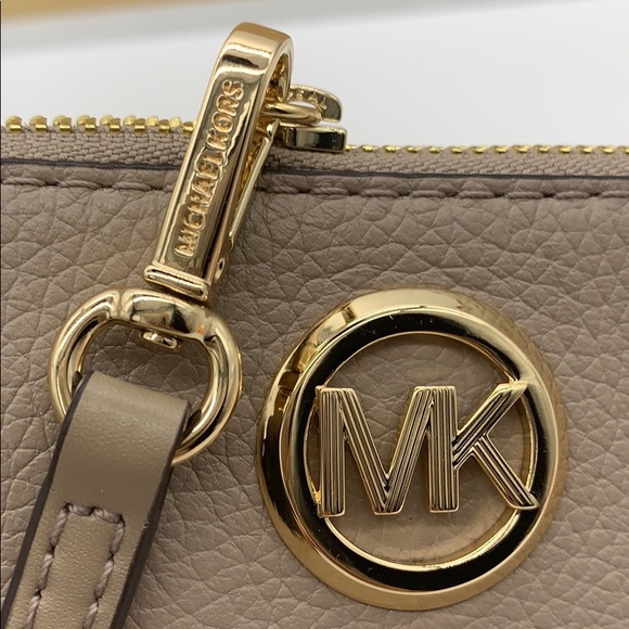 MICHAEL KORS FULTON LG TZ WRISTLET LEATHER TRUFFLE - Picture 10 of 16